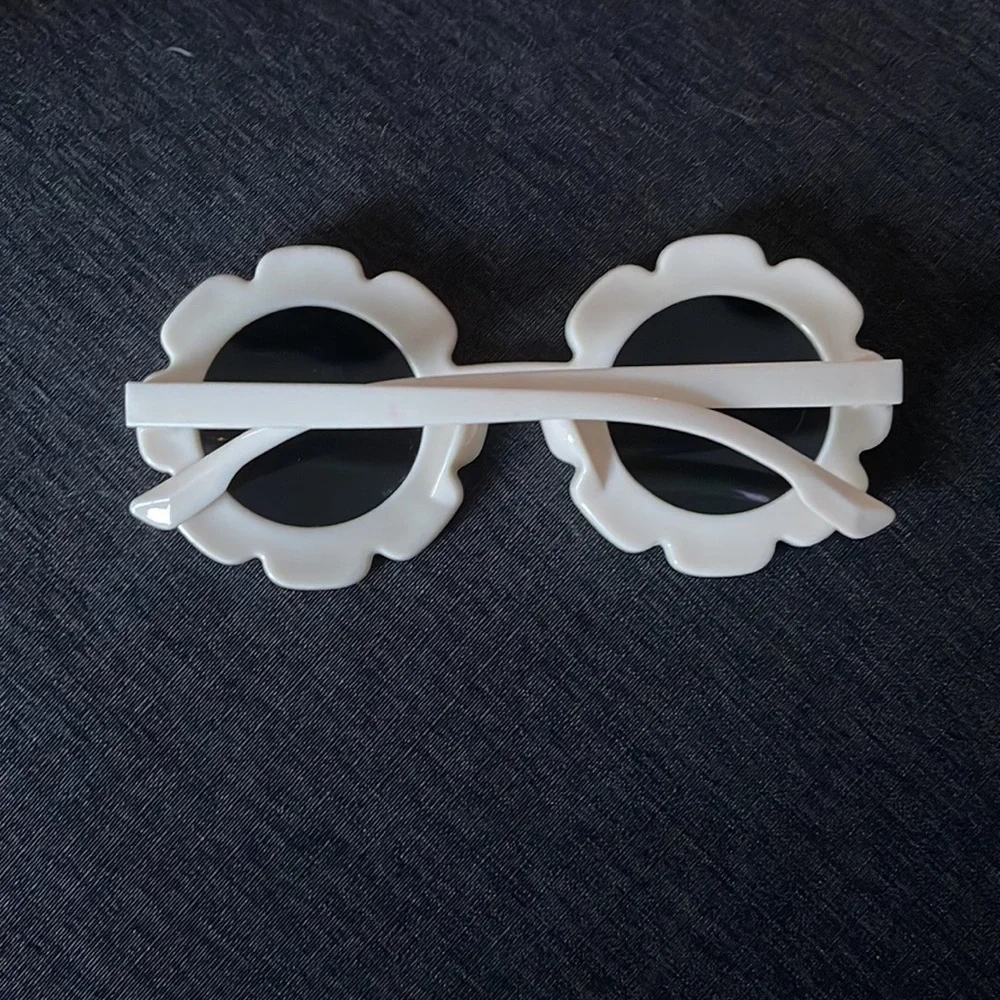 New Girls Daisy Sunglasses w UV Protection Host Pick